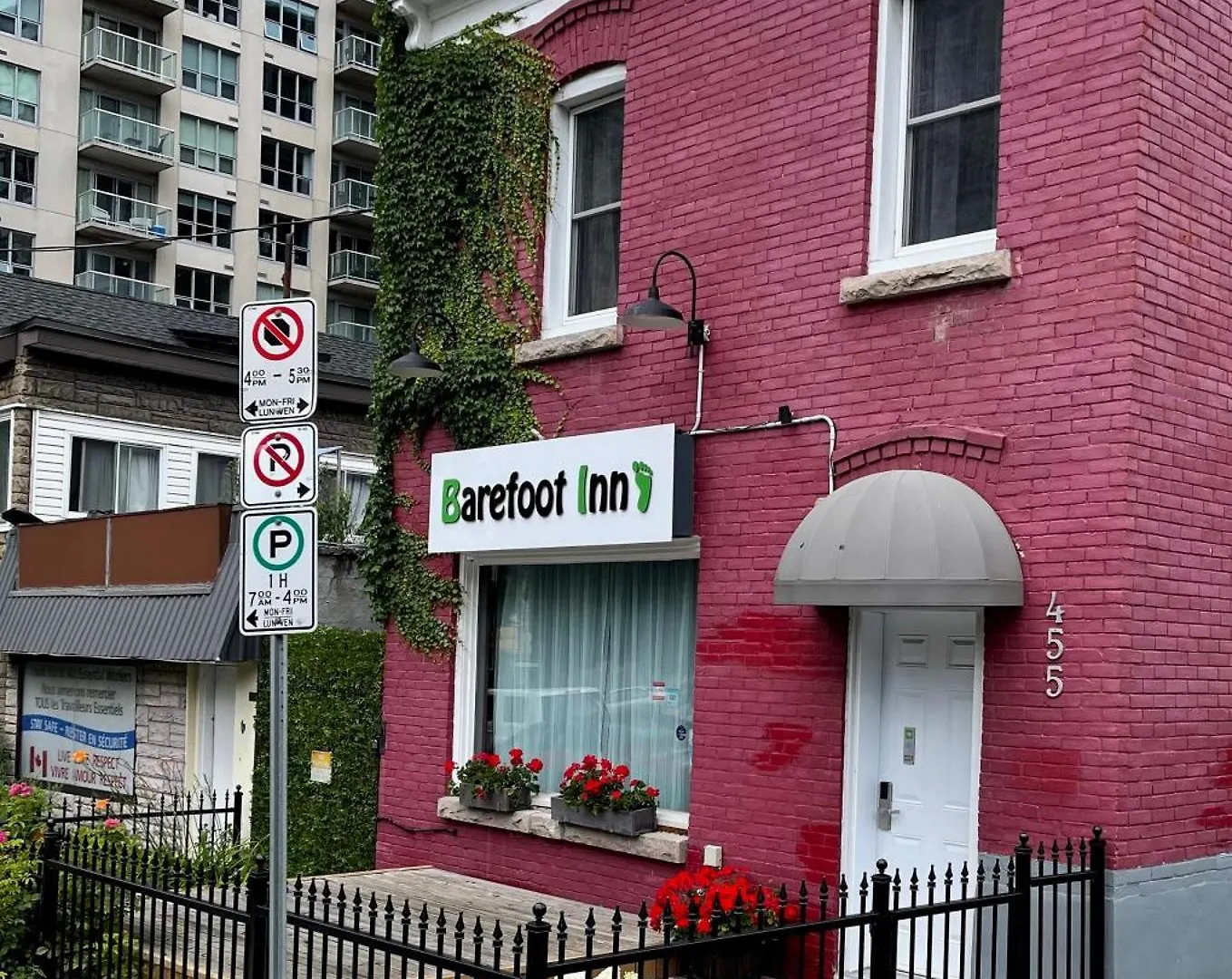 Barefoot Inn 0*, Ottawa